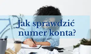 Kobieta pisze, szukając informacji, gdzie znaleźć numer rachunku bankowego. Na biurku leży kalkulator i kubek kawy.