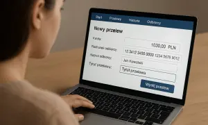 Kobieta wypełnia formularz przelewu na laptopie. Wpisuje kwotę, numer rachunku, nazwę odbiorcy i tytuł przelewu. Przykłady tytułów przelewów mogą być różne, np. "Opłata za czynsz" lub "Zwrot pożyczki".