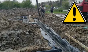 Budowa fundamentu bez ławy, wylewanego bezpośrednio do wykopu. Beton płynie z pompy do zbrojenia.