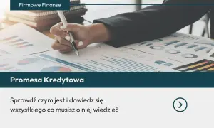 Ręka pisze na dokumentach finansowych. Dowiedz się, czym jest promesa kredytowa i wszystko, co musisz o niej wiedzieć.