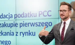 Likwidacja podatku PCC przy zakupie pierwszego mieszkania z rynku wtórnego. Mężczyzna w garniturze wyjaśnia, pcc co to jest.