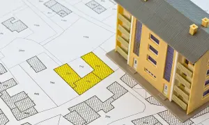 Model budynku na mapie działek. Żółte pola wskazują obszar, który może być objęty podatkiem katastralnym.