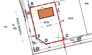 Plan sytuacyjny z zaznaczonym budynkiem i granicami działki, kluczowy dla decyzja o warunkach zabudowy i zagospodarowania terenu.