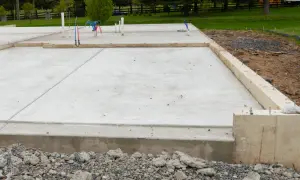 Gotowa płyta fundamentowa z wystającymi rurami, gotowa do dalszych prac budowlanych. Dowiedz się, jak zrobić płytę fundamentową.