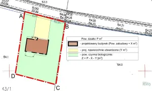 Plan działki z zaznaczonym projektowanym budynkiem, jego wskaźnik powierzchni zabudowy (X m²) oraz powierzchnie utwardzone (Y m²).