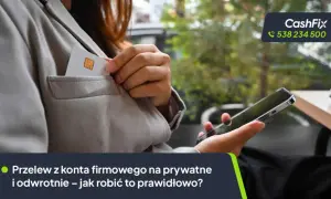 Przelew z konta firmowego na prywatne i odwrotnie – jak robić to prawidłowo? Karta płatnicza w kieszeni, smartfon w dłoni.