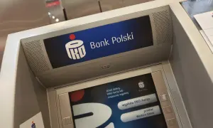 Bankomat PKO BP z ekranem powitalnym. Wirtualna karta PKO BP jest gotowa do użycia.