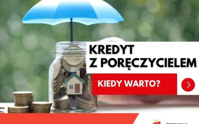 Skarbonka z domkiem i monetami pod parasolem symbolizuje kredyt z poręczycielem. Kiedy warto go wziąć?