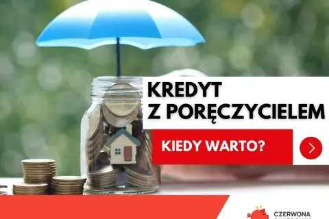 Skarbonka z domkiem i monetami pod parasolem symbolizuje kredyt z poręczycielem. Kiedy warto go wziąć?