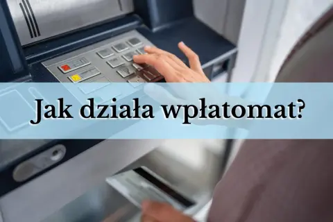 Ręka wpisuje PIN przy bankomacie, a obok widać miejsce na kartę. Tak, czy w bankomacie można wpłacić pieniądze.