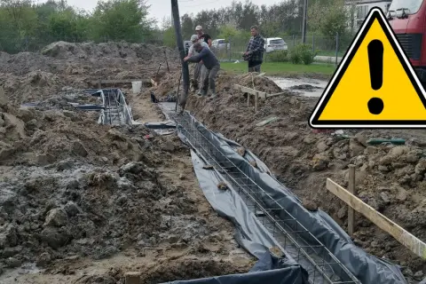 Budowa fundamentu bez ławy, wylewanego bezpośrednio do wykopu. Beton płynie z pompy do zbrojenia.