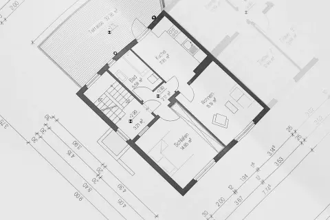 Plan architektoniczny z wymiarami pomieszczeń. Pokazuje, jak liczyć powierzchnię użytkową domu, uwzględniając kuchnię, łazienkę, sypialnie i salon.