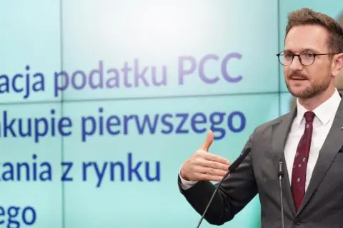 Likwidacja podatku PCC przy zakupie pierwszego mieszkania z rynku wtórnego. Mężczyzna w garniturze wyjaśnia, pcc co to jest.