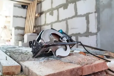 Piła tarczowa na budowie. Czy budowę domu można odliczyć od podatku? Narzędzia i materiały budowlane.