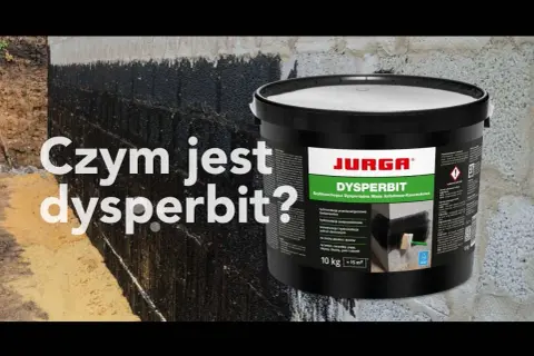 Malowanie fundamentów dysperbitem. Czarna, lepka masa asfaltowo-kauczukowa na ścianie budynku i wiaderko z produktem.