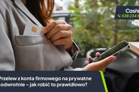 Przelew z konta firmowego na prywatne i odwrotnie – jak robić to prawidłowo? Karta płatnicza w kieszeni, smartfon w dłoni.