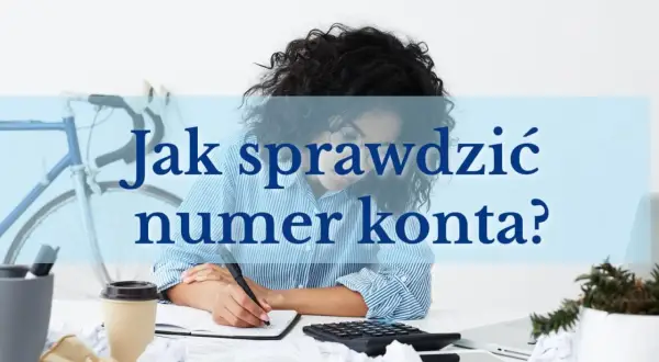 Kobieta pisze, szukając informacji, gdzie znaleźć numer rachunku bankowego. Na biurku leży kalkulator i kubek kawy.
