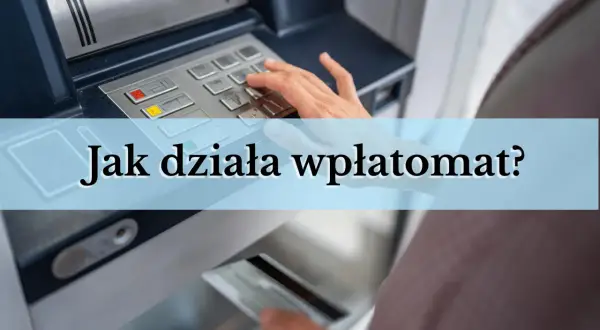 Ręka wpisuje PIN przy bankomacie, a obok widać miejsce na kartę. Tak, czy w bankomacie można wpłacić pieniądze.