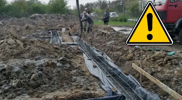 Budowa fundamentu bez ławy, wylewanego bezpośrednio do wykopu. Beton płynie z pompy do zbrojenia.