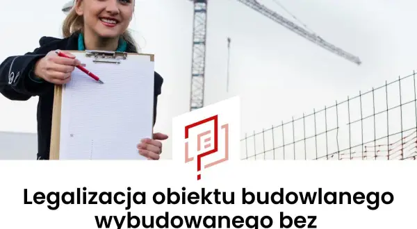 Kobieta z notatkami i długopisem na budowie. Pomoc w legalizacji obiektu budowlanego wybudowanego bez pozwolenia na budowę.