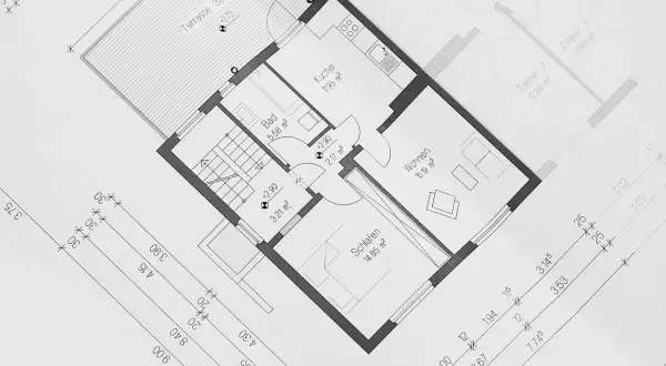 Plan architektoniczny z wymiarami pomieszczeń. Pokazuje, jak liczyć powierzchnię użytkową domu, uwzględniając kuchnię, łazienkę, sypialnie i salon.