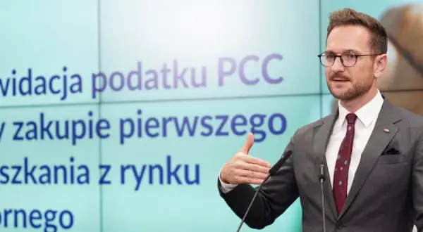 Likwidacja podatku PCC przy zakupie pierwszego mieszkania z rynku wtórnego. Mężczyzna w garniturze wyjaśnia, pcc co to jest.