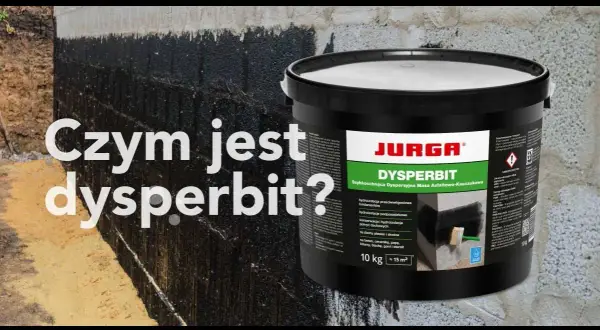 Malowanie fundamentów dysperbitem. Czarna, lepka masa asfaltowo-kauczukowa na ścianie budynku i wiaderko z produktem.