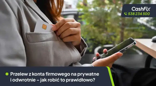 Przelew z konta firmowego na prywatne i odwrotnie – jak robić to prawidłowo? Karta płatnicza w kieszeni, smartfon w dłoni.