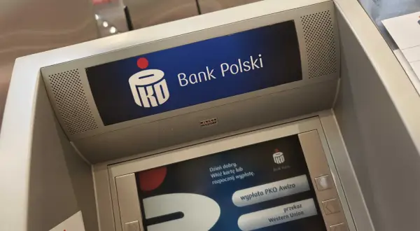 Bankomat PKO BP z ekranem powitalnym. Wirtualna karta PKO BP jest gotowa do użycia.