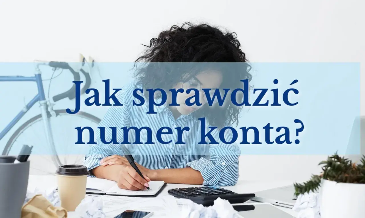 Kobieta pisze, szukając informacji, gdzie znaleźć numer rachunku bankowego. Na biurku leży kalkulator i kubek kawy.
