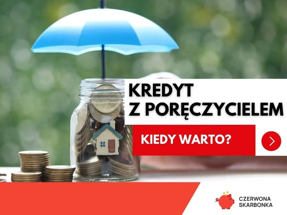 Skarbonka z domkiem i monetami pod parasolem symbolizuje kredyt z poręczycielem. Kiedy warto go wziąć?