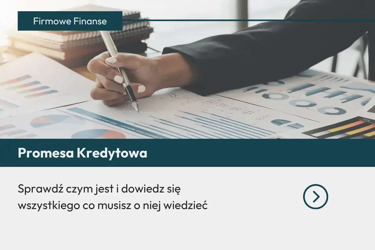 Ręka pisze na dokumentach finansowych. Dowiedz się, czym jest promesa kredytowa i wszystko, co musisz o niej wiedzieć.