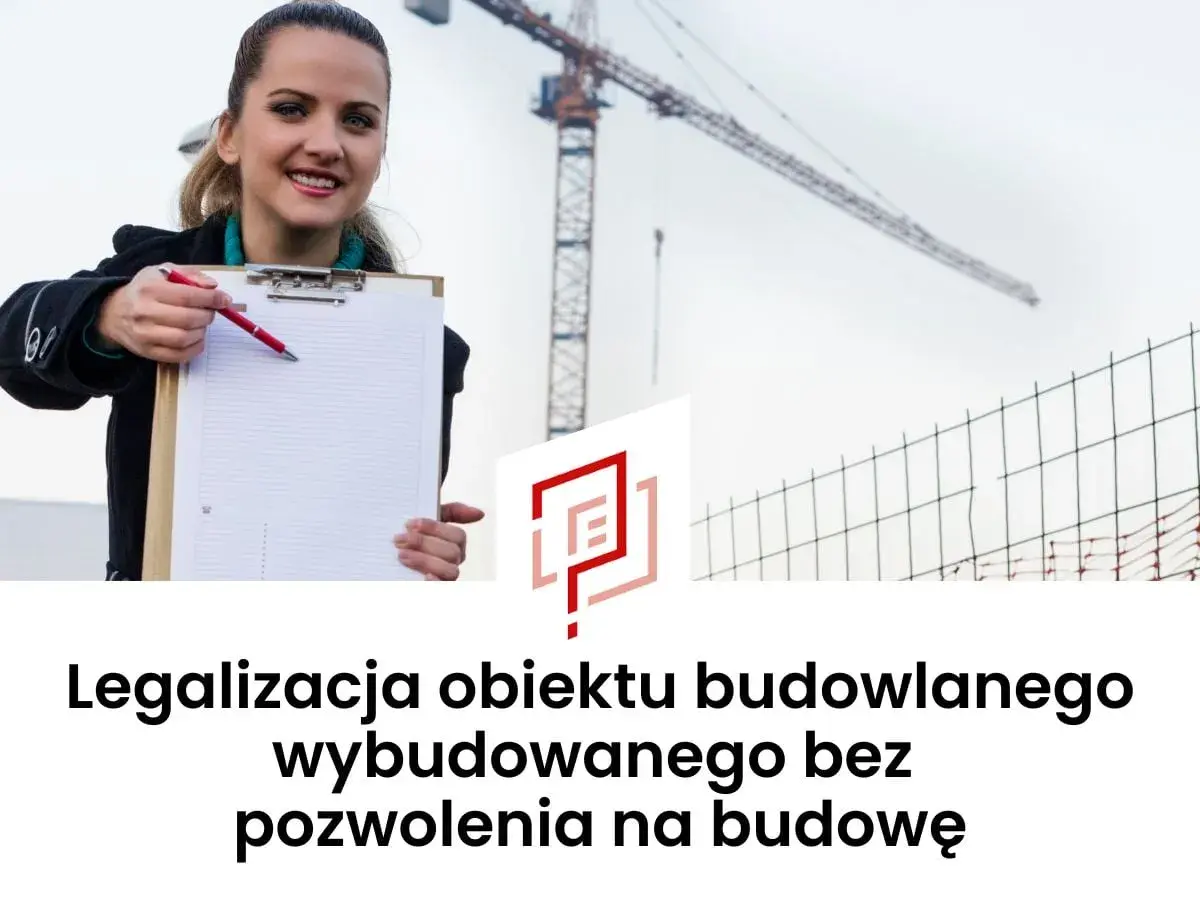 Kobieta z notatkami i długopisem na budowie. Pomoc w legalizacji obiektu budowlanego wybudowanego bez pozwolenia na budowę.