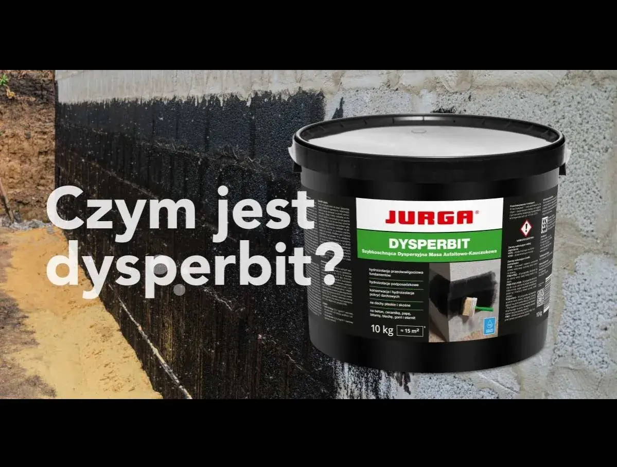 Malowanie fundamentów dysperbitem. Czarna, lepka masa asfaltowo-kauczukowa na ścianie budynku i wiaderko z produktem.