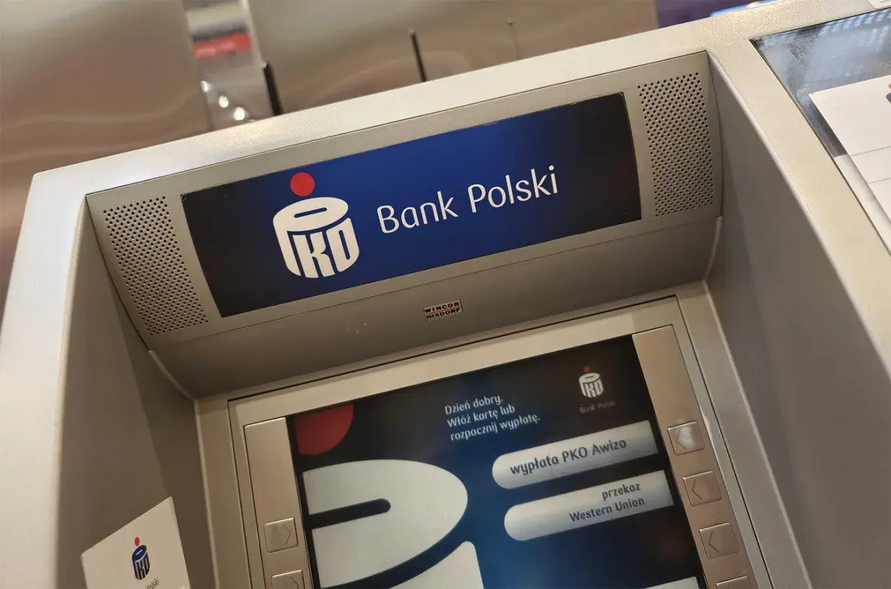 Bankomat PKO BP z ekranem powitalnym. Wirtualna karta PKO BP jest gotowa do użycia.