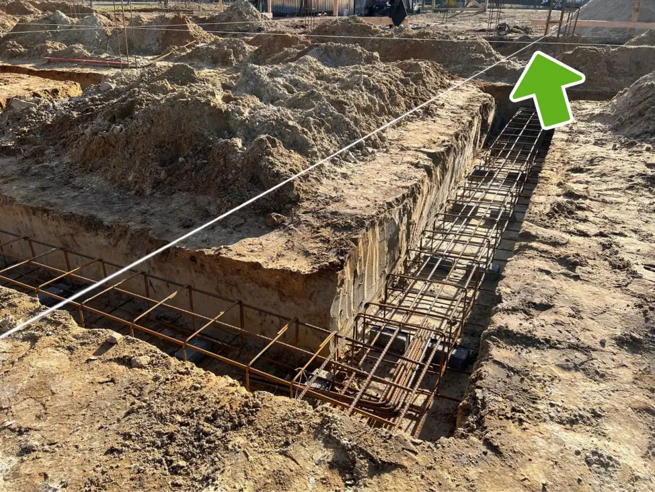 Wykonano ławy ciesielskie pod fundamenty. W wykopie widać zbrojenie, gotowe do zalania betonem.