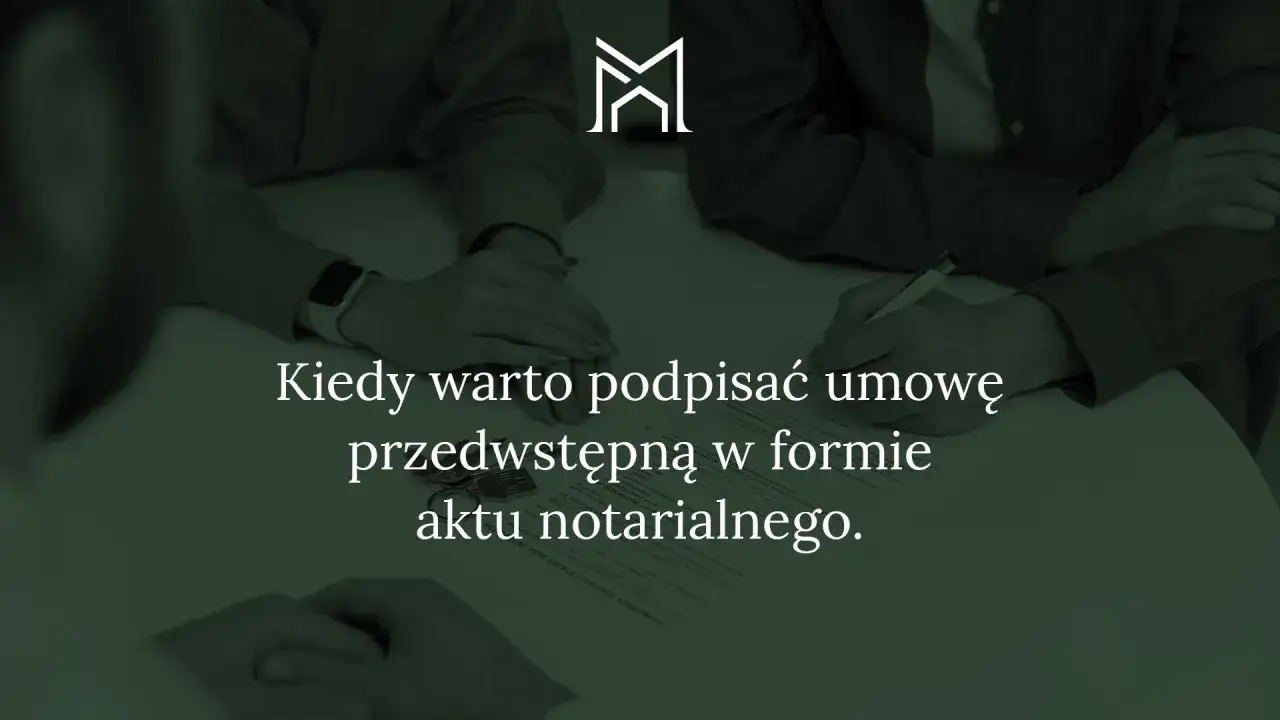 Ludzie podpisują umowę przedwstępną w formie aktu notarialnego. Dowiedz się, czy umowa przedwstępna jest wiążąca.