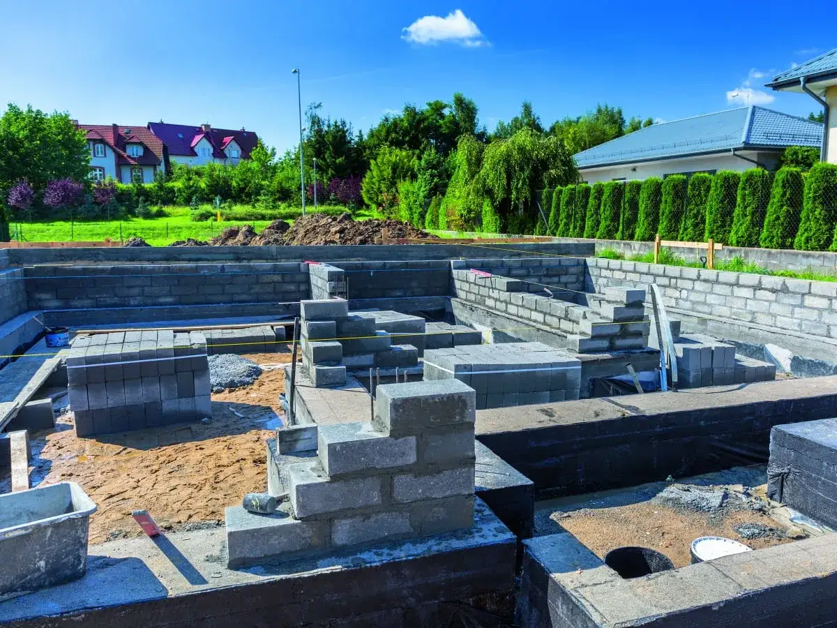 Budowa fundament&oacute;w z bloczk&oacute;w betonowych. Czekamy na odpowiedni czas, po jakim można murować na fundamencie, by dom był stabilny.