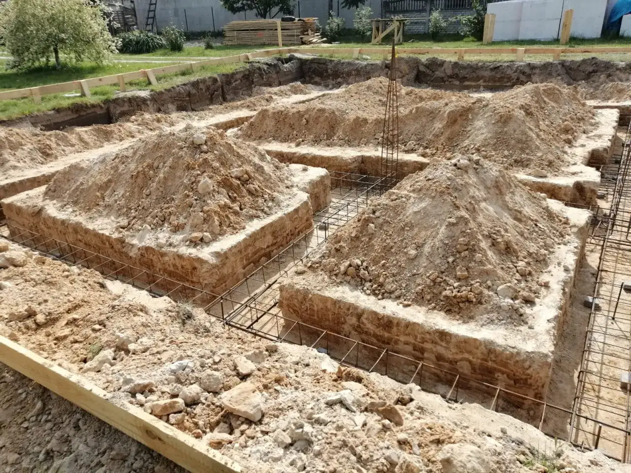 Fundament bez ławy wylewany bezpośrednio do wykopu. Zbrojenie gotowe do zalania betonem.