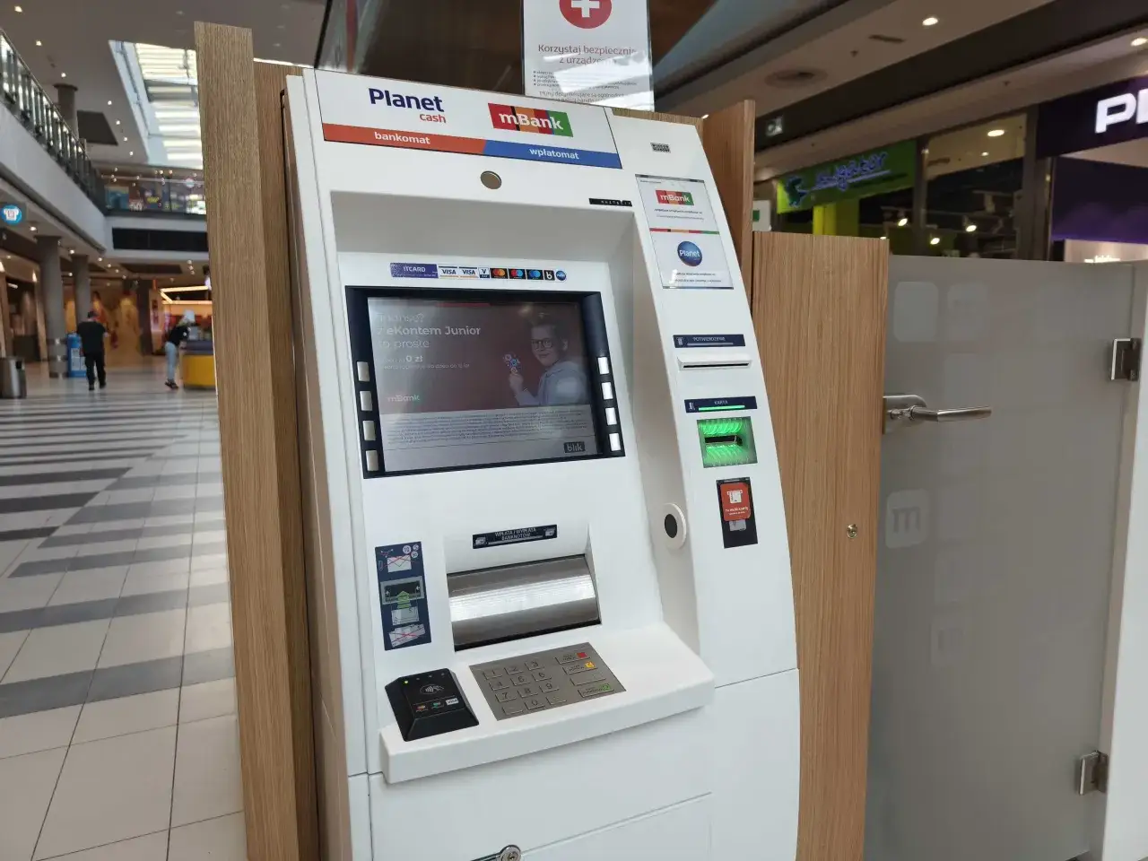 Bankomat Planet Cash z funkcją wpłatomatu. Można tu wpłacić pieniądze, korzystając z karty i aplikacji.