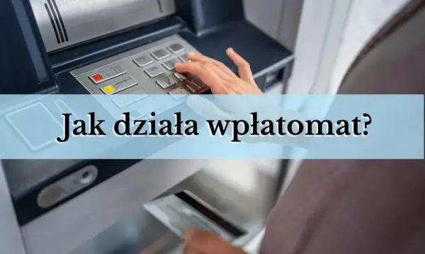 Ręka wpisuje PIN przy bankomacie, a obok widać miejsce na kartę. Tak, czy w bankomacie można wpłacić pieniądze.