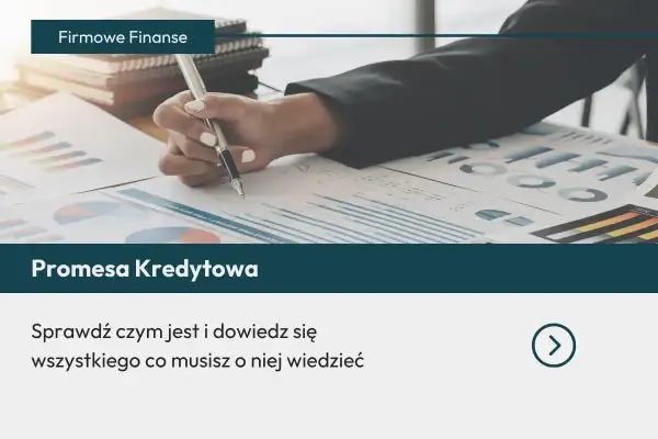 Ręka pisze na dokumentach finansowych. Dowiedz się, czym jest promesa kredytowa i wszystko, co musisz o niej wiedzieć.