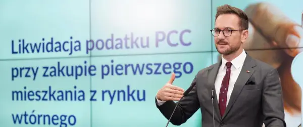 Likwidacja podatku PCC przy zakupie pierwszego mieszkania z rynku wtórnego. Mężczyzna w garniturze wyjaśnia, pcc co to jest.