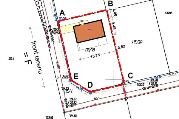 Plan sytuacyjny z zaznaczonym budynkiem i granicami działki, kluczowy dla decyzja o warunkach zabudowy i zagospodarowania terenu.