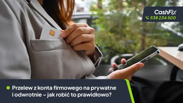 Przelew z konta firmowego na prywatne i odwrotnie – jak robić to prawidłowo? Karta płatnicza w kieszeni, smartfon w dłoni.