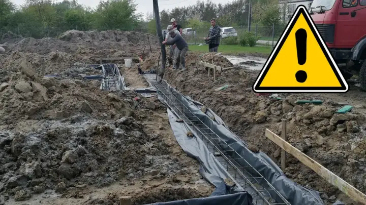 Budowa fundamentu bez ławy, wylewanego bezpośrednio do wykopu. Beton płynie z pompy do zbrojenia.